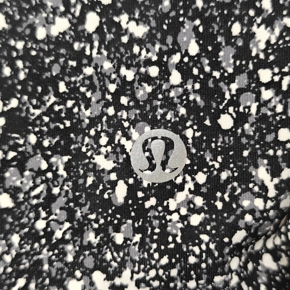 Like New Lululemon Crop Leggings Size 8 Outrun 17" - Picture 5 of 5